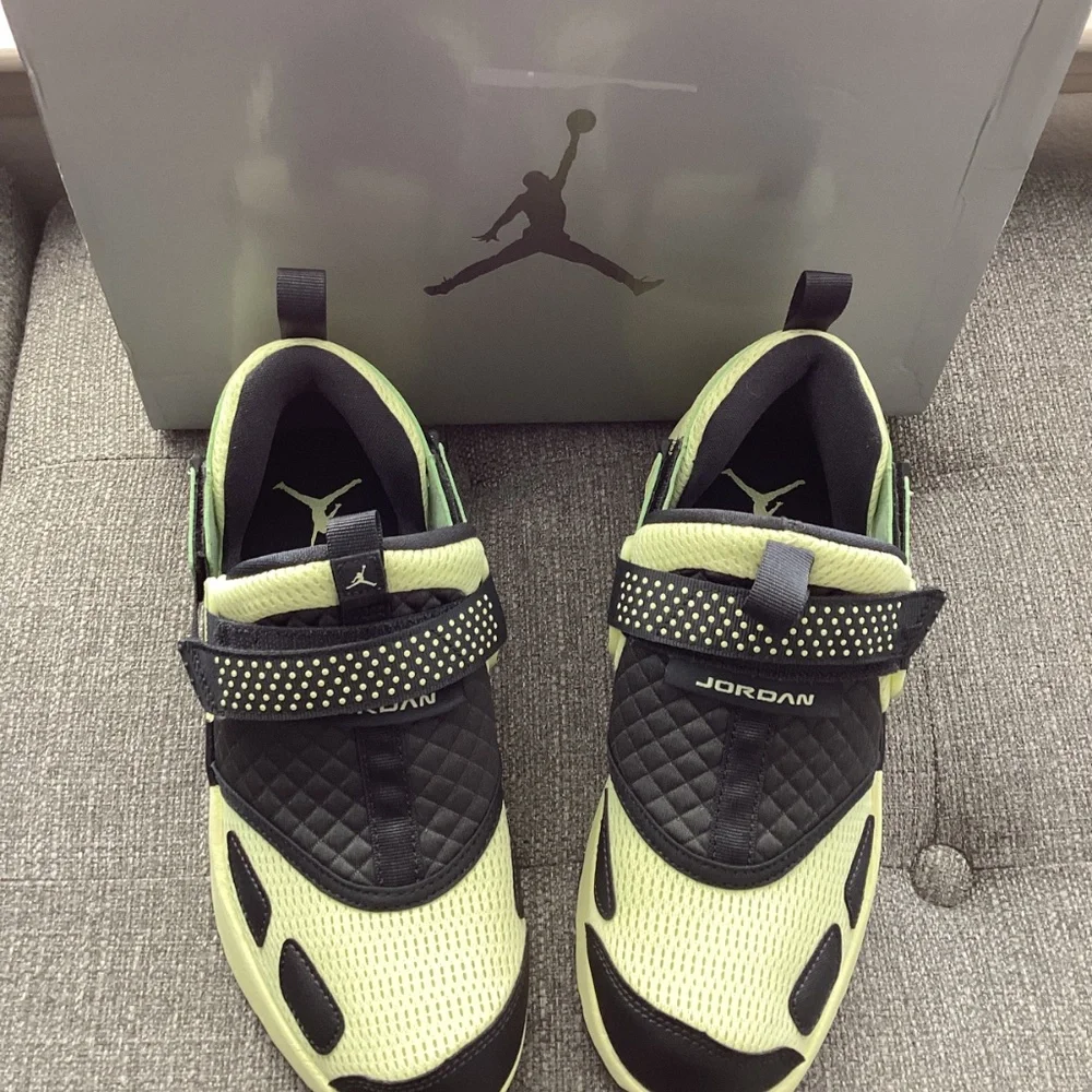 Jordan Trunner LX Sneaker (Women) 7.5M - Picture 13 of 13